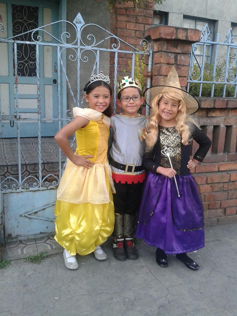 ALEJO281066's tweet photo. Mis sobrinas de princesa y brujita https://t.co/PCHkQC4aGE