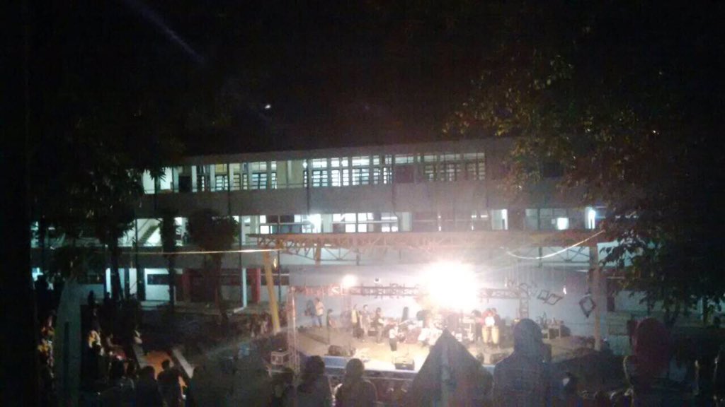 Suasana <a href="/H2S2015/">HARI HARI SASTRA</a> malem ini. Makin malem Blue Stage makin rame lhooo