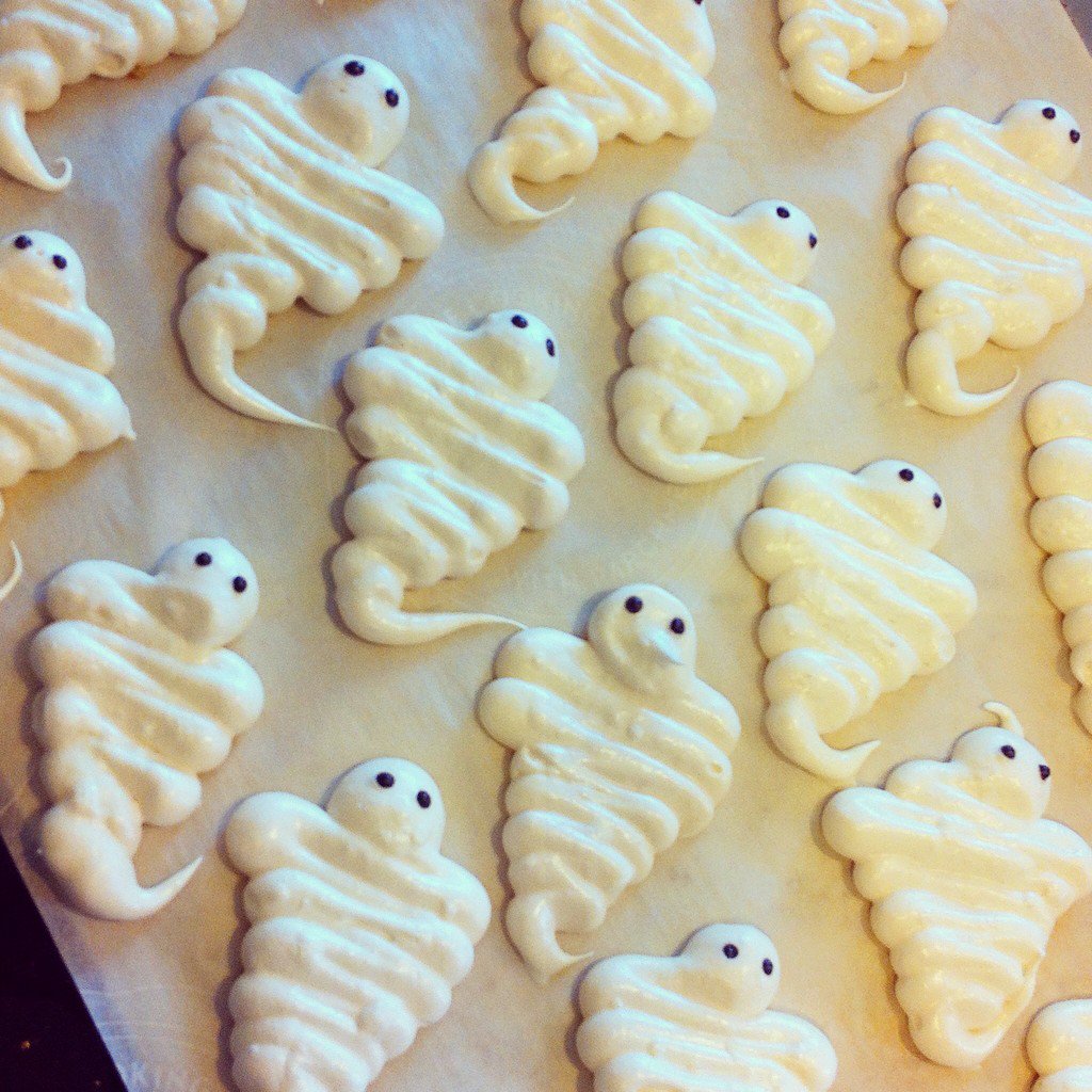 LyneRobi's tweet photo. Hoping kids will love those ghost #meringues #cookies! Recipe from @eggsoeufs #halloween2015 https://t.co/0RpXlQabu3