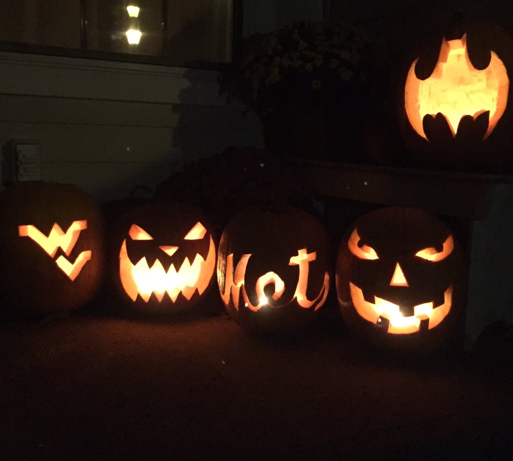 lgboxer30's tweet photo. @WVUSports #HappyHalloween #LetsGoMountaineers #HailWV https://t.co/3B0Drm9cfB