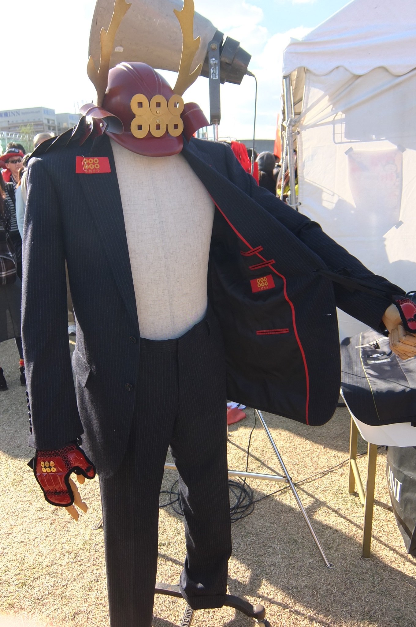Twitter இல 玉造イチバン 天王寺 真田幸村博 で武将スーツが販売されていました 幸村スーツは仙台真田家14代真田徹さんも愛用中とか 織田信長マントはタキシード生地 大阪谷町の紳士服メーカー Nflさんの力作です 武将スーツ 真田幸村 天王寺真田