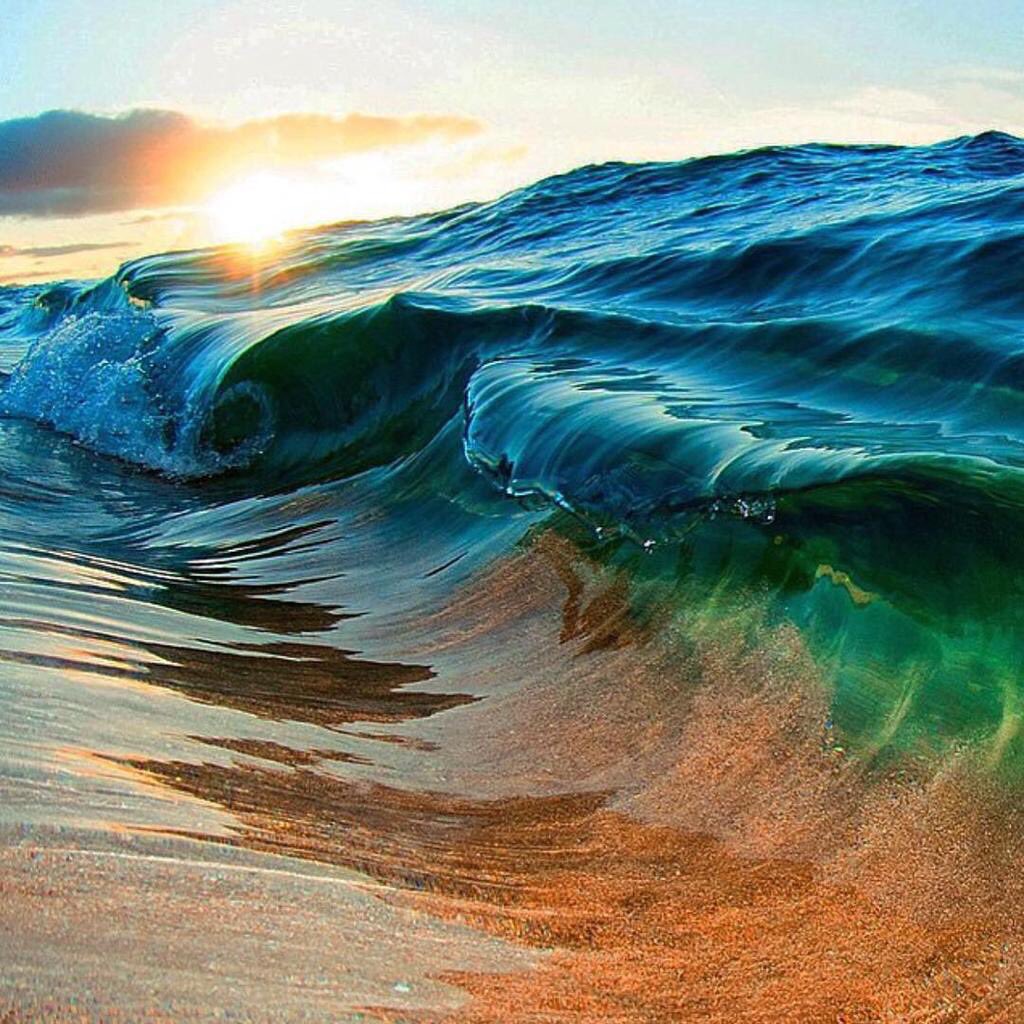 AtticCapital's tweet photo. Hawaiian waves - Photo by Clark Little https://t.co/Wi7Vhjvuck