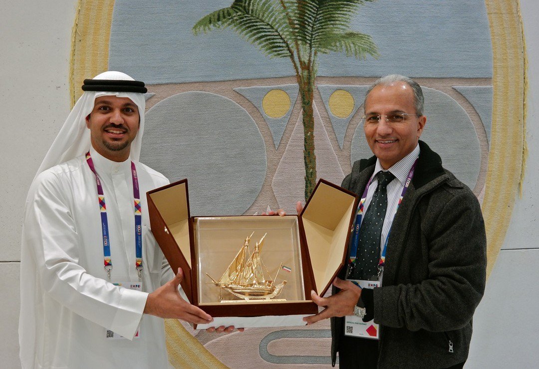 KuwaitExpoMilan's tweet photo. مدير جناح مملكة البحرين، الشيخ خليفة آل خليفة يتلقى هدية بمناسبة المشاركة بمعرض اكسبو 2015 من جناح دولة الكويت. https://t.co/jPn6RZtjrc