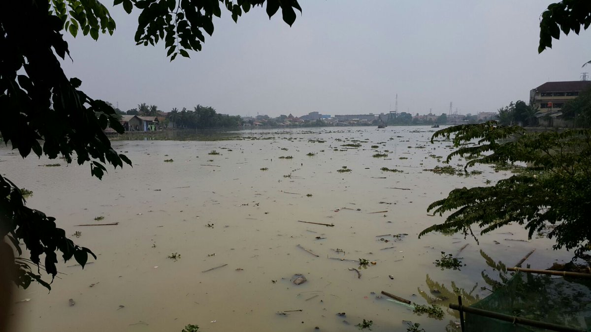 kula_fajar's tweet photo. festival perahu naga yg smula tgl 1 Nov 2015 Diundur mnjdi tgl 8 nov 2015 dkrnakan blom maksimal kbersihan situnya https://t.co/pJIzmSmaa0