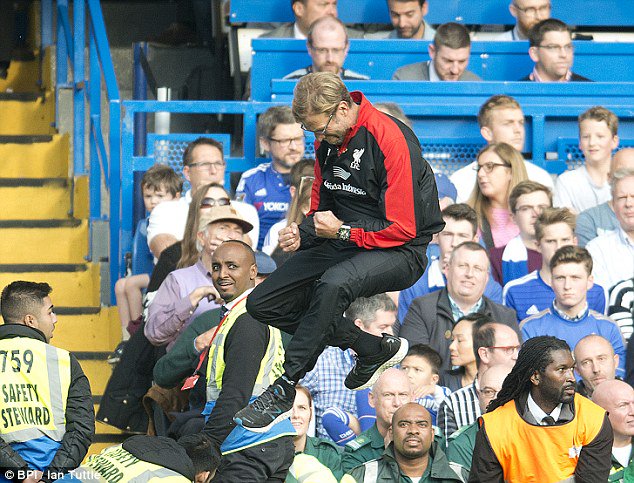 ViktorFagerLFC's tweet photo. Haha what a snap this is. The fella looking at Klopp! https://t.co/eTieMNjWaY
