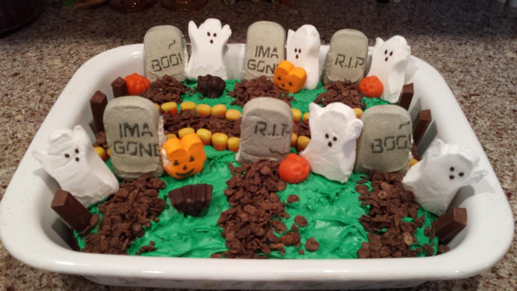 deb_h101's tweet photo. HAPPY HALLOWEEN!! 🎃👻👹🍁👿
#GraveyardCake 👻👻 https://t.co/HpyO3dezG8