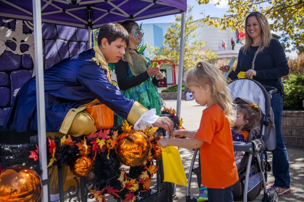 cedarpoint's tweet photo. Happy #Halloween! Bring the young spooksters for Trick-or-Treat! #HalloWeekends 🍬🍫🍭 https://t.co/6k5233AfXj