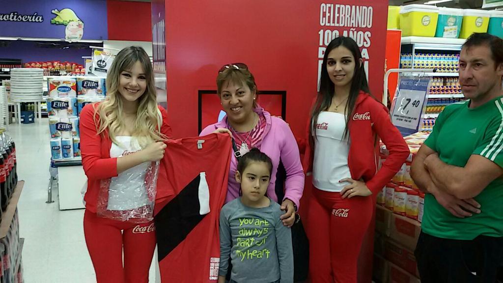 ngmodelscatamar's tweet photo. Promo #100AñosCocaCola en super VEA de Av. Belgrano junto al staff #NG #EventosIntegrales llegate y llevate premios https://t.co/FDq6rRscD9