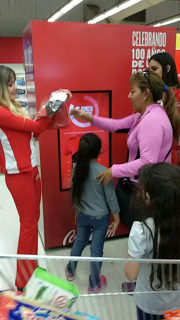 ngmodelscatamar's tweet photo. Promo #100AñosCocaCola en super VEA de Av. Belgrano junto al staff #NG #EventosIntegrales llegate y llevate premios https://t.co/FDq6rRscD9