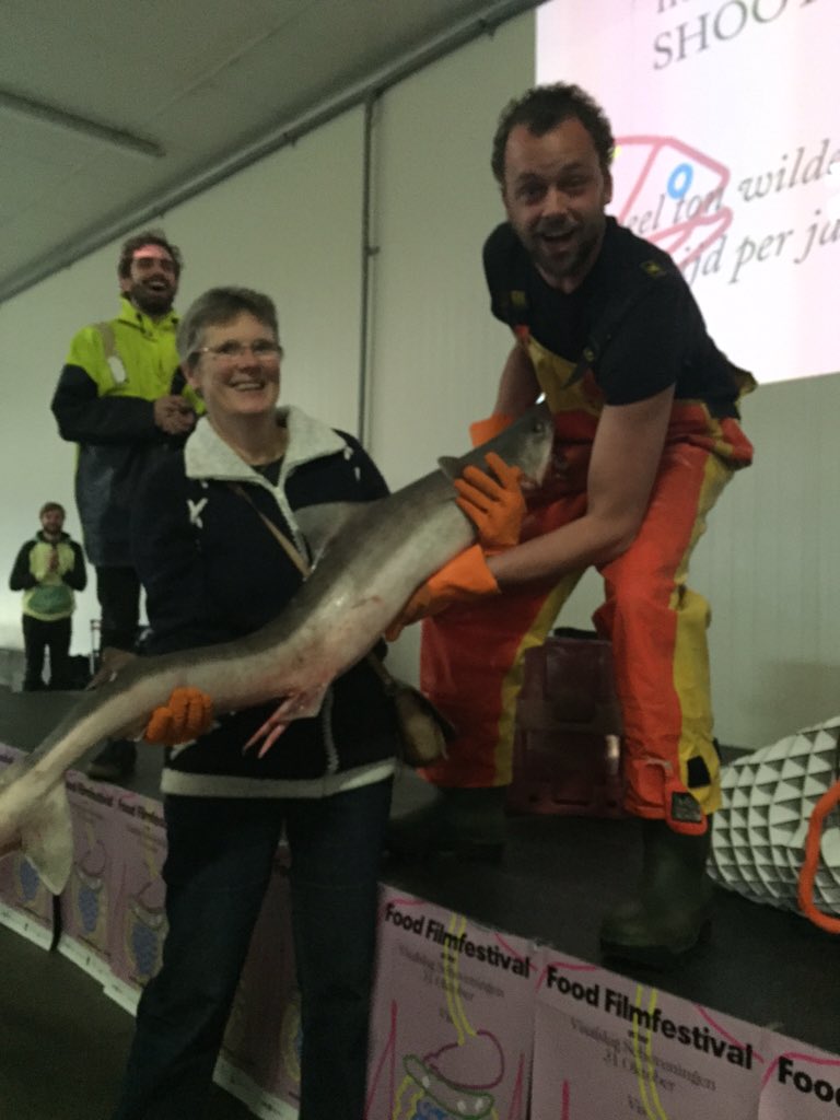 FoodFilmfestiv's tweet photo. Marga wint de gladde haai in de Grote Visshow met dank aan vishandelaar Nico Waasdorp #FFvis https://t.co/u98zAvI2kY