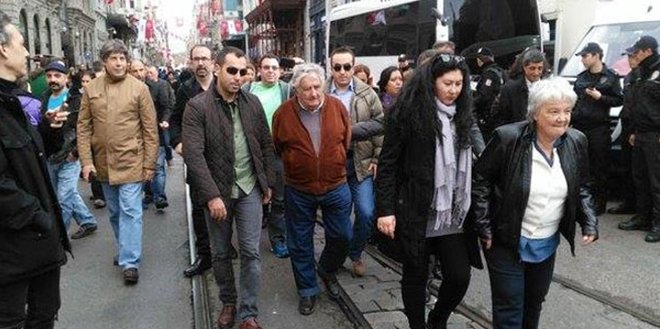 vantvhaber's tweet photo. 'Saraysız Başkan' Mujica, Cumartesi Anneleri’nin buluşmasına katıldı
https://t.co/HpFppkUf2o https://t.co/tkCTWb88yA