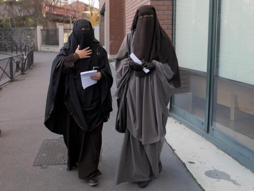 Паранджа в россии. Чадра паранджа и никаб. Хиджаб никаб чадра паранджа бурка. Хиджаб и паранджа. Никабы талибы.