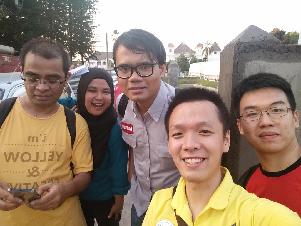 ndreeflinds's tweet photo. Kita @ekanurnafih @SadeliEdwin jg foto sama artis looh.. kurang kece apalagi coba. Haha #ymp34 #citybound #solojogja https://t.co/DpTmI9XSXb
