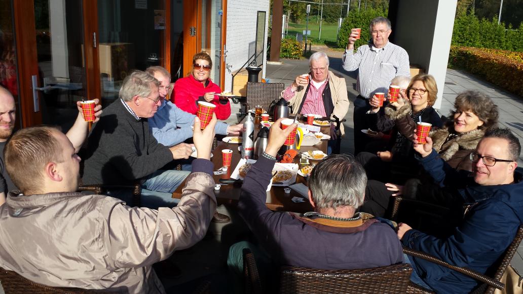 Op z'n tijd aan de koffie, grote dank aan deze fanatieke club vrijwilligers! #FakkeltochtSenB