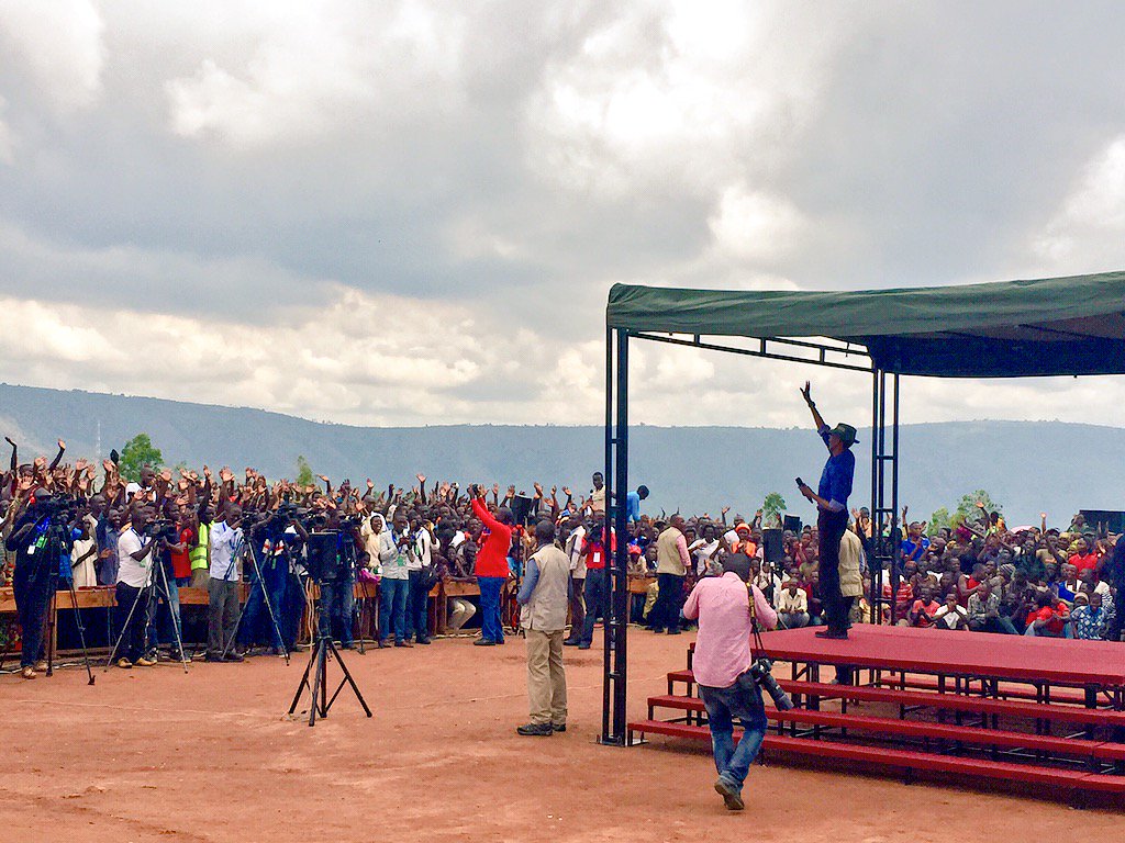FirstLadyRwanda's tweet photo. The President and First Lady joined #umuganda in Ndera to encourage more tree planting to protect our environment. https://t.co/CBwROO9ca9