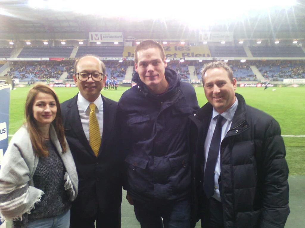 BonalBoy's tweet photo. Mr Li a l'air heureux d'enfin découvrir un honorable membre de la #labandeàbonal #LiveFCSM cc @Fringant88 https://t.co/6B5XoWDkuC