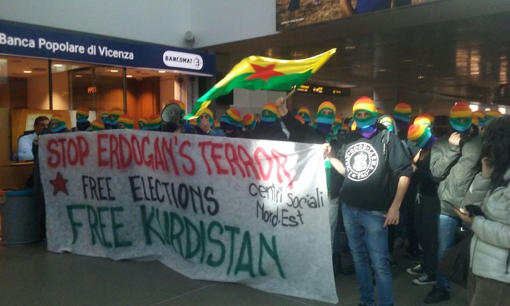 foscodibernardi's tweet photo. #venice #airport #raimbowblock vs #TurkishAirlines #freekurdistan #freelection #freeOcalan #erdoganterror #kobane https://t.co/qTrOfn66Oc