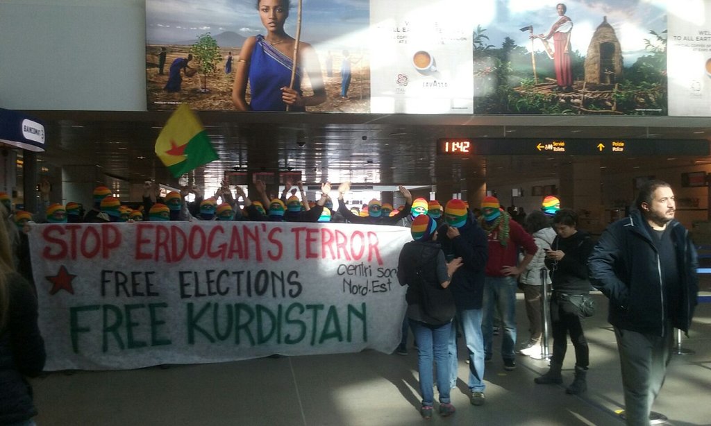 foscodibernardi's tweet photo. #venice #airport #raimbowblock vs #TurkishAirlines #freekurdistan #freelection #freeOcalan #erdoganterror #kobane https://t.co/qTrOfn66Oc