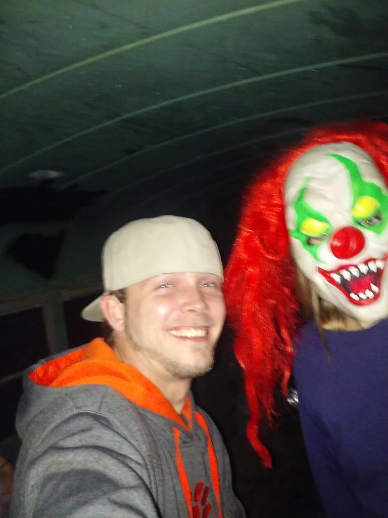 Steven2689's tweet photo. #ScreamAcres #HappyHalloween https://t.co/2mks7V5XkM