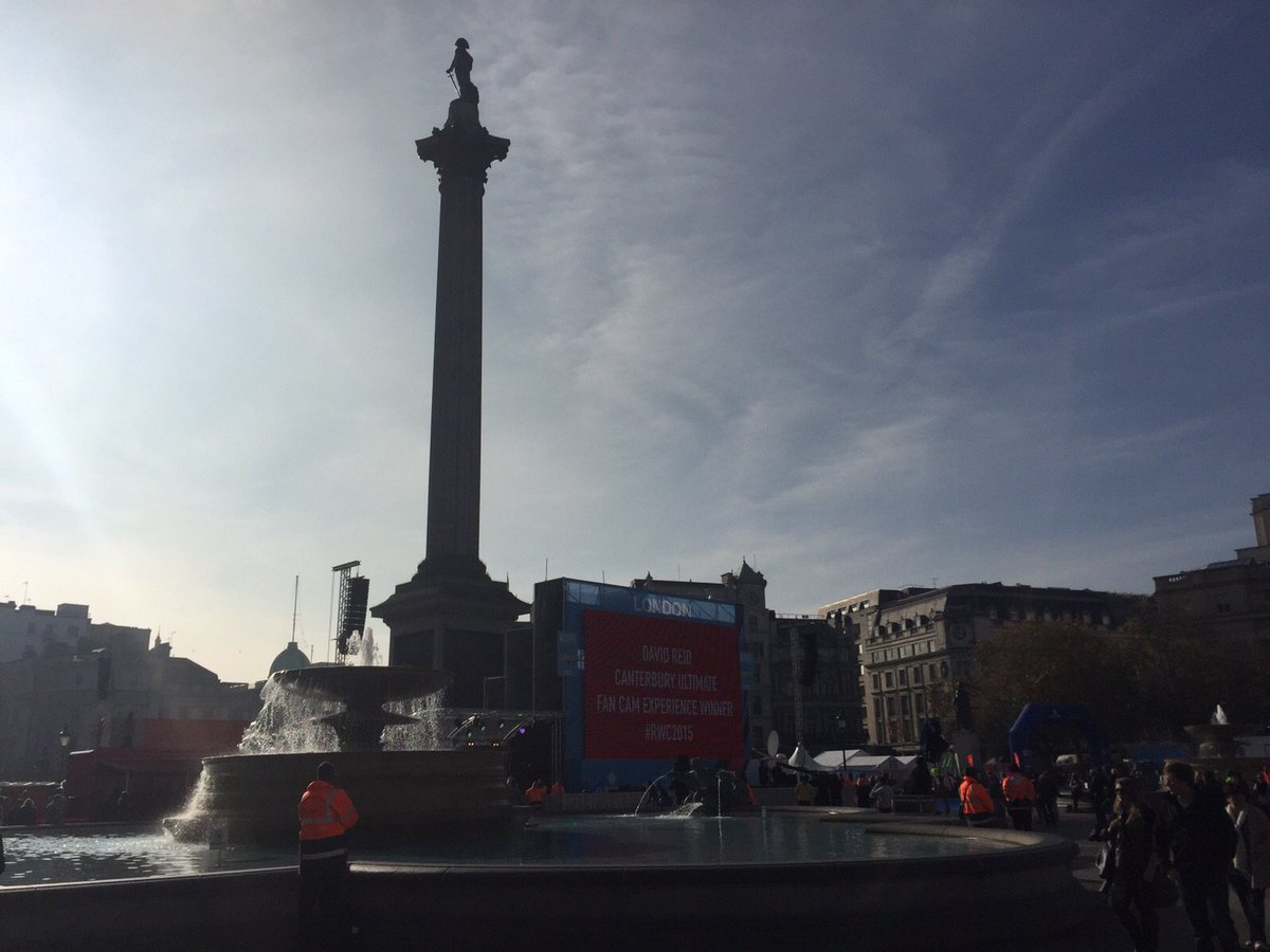 England2015's tweet photo. The sun is out at Trafalgar Square and #NZL and #AUS fans are preparing for #RWCFinal https://t.co/TVbyzgk0gC