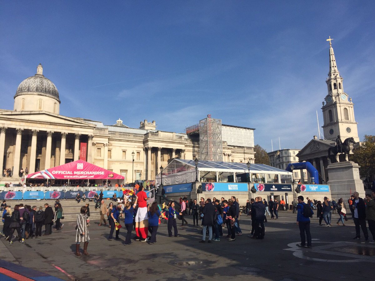 England2015's tweet photo. The sun is out at Trafalgar Square and #NZL and #AUS fans are preparing for #RWCFinal https://t.co/TVbyzgk0gC