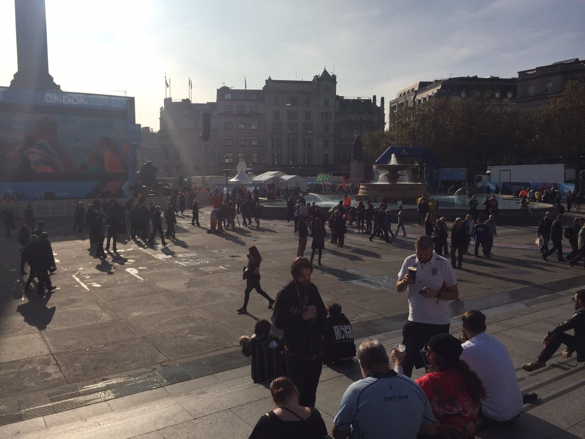 England2015's tweet photo. The sun is out at Trafalgar Square and #NZL and #AUS fans are preparing for #RWCFinal https://t.co/TVbyzgk0gC