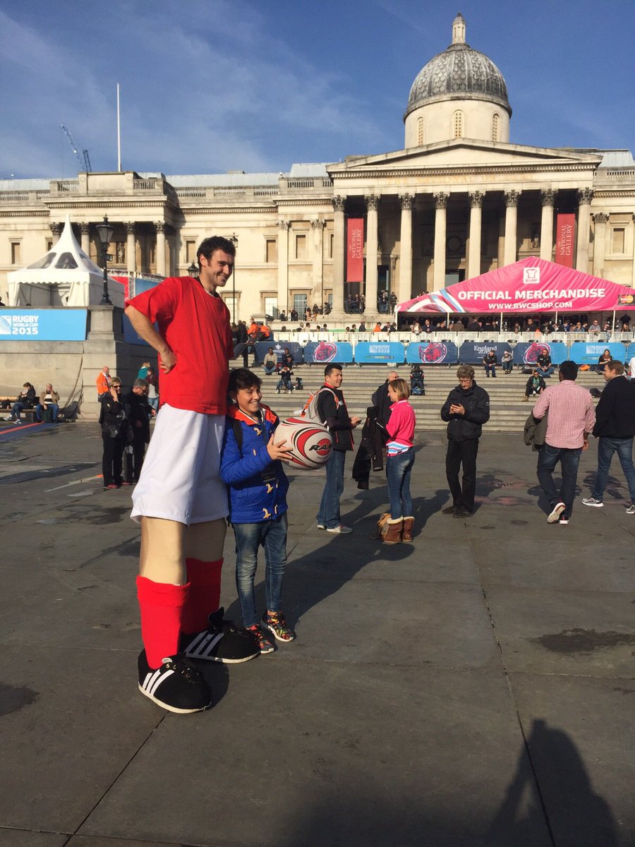 England2015's tweet photo. The sun is out at Trafalgar Square and #NZL and #AUS fans are preparing for #RWCFinal https://t.co/TVbyzgk0gC