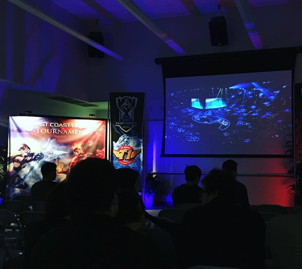 KWFinalBoss's tweet image. Watching the League Finals with @eclegends Check out that stadium in Berlin! #worlds @inso… ift.tt/1jYVqRh