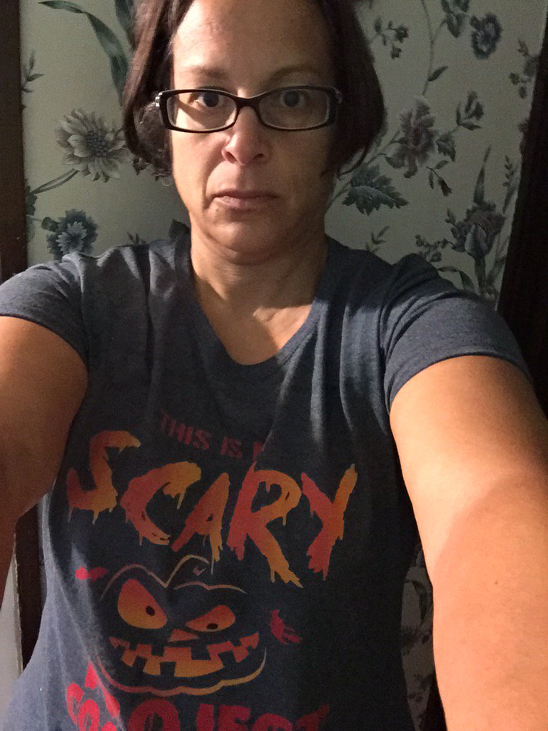 ConnConnection's tweet photo. I'm not smiling in my #sunfrogselfie because .@SunFrogShirts sent me the WRONG shirt un#HappyHalloween https://t.co/JjGb5eWy88