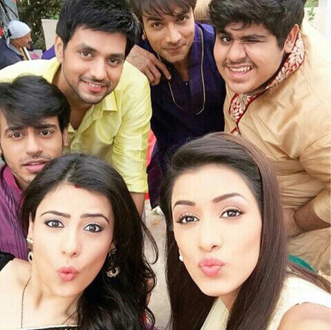 saumya_markanda's tweet photo. #Throwback #Groupfie #CastOfMATSH
#Ranveer
#Ritika
#Ishani
#Sharman
#Devarsh
#Prateek
😃📷👍 https://t.co/y1zNoplQZM