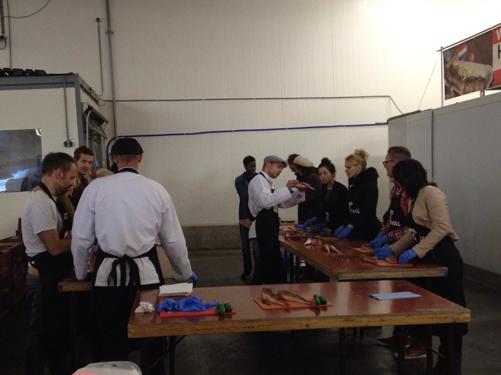 Workshops visfileren  <a href="/Visbroertjes/">Visbroertjes</a> zijn uitverkocht. Rode poon op de snijtafel. Wat een enthousiasme! #FFVis #FFoT