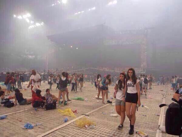 concertmh's tweet photo. I ALWAYS LAUGH WHEN I SEE THIS CAUSE IT LOOKS LIKE ITS TAKEN AFTER AN APOCALYPSE #RememberOTRATour https://t.co/aTnJfTlVWU