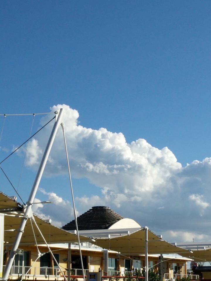 aleusai's tweet photo. Il cielo è Expo sopra Milano @Expo2015Milano https://t.co/VLi8hy1ZKC