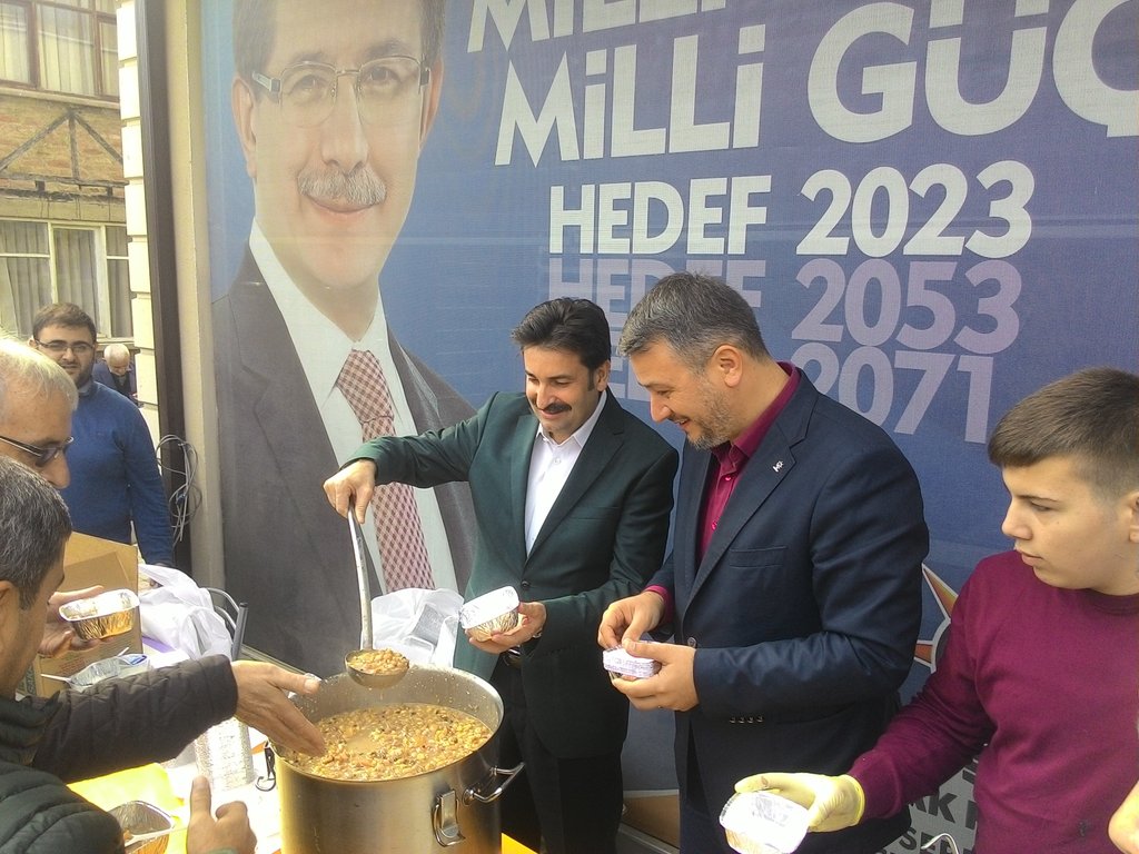 AyhanSeferUSTUN's tweet photo. Serdivan Teşkilâtımızda halkımıza aşure dağıttık. https://t.co/8hOJUHK30x