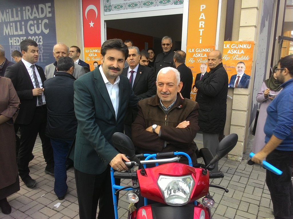 AyhanSeferUSTUN's tweet photo. Serdivan Teşkilâtımızda halkımıza aşure dağıttık. https://t.co/8hOJUHK30x