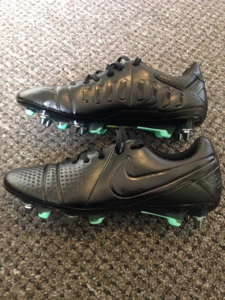 vin_dazzle's tweet photo. @tootsbootsuk ready for combat! #blackoutkit https://t.co/qCjDVEdDOe