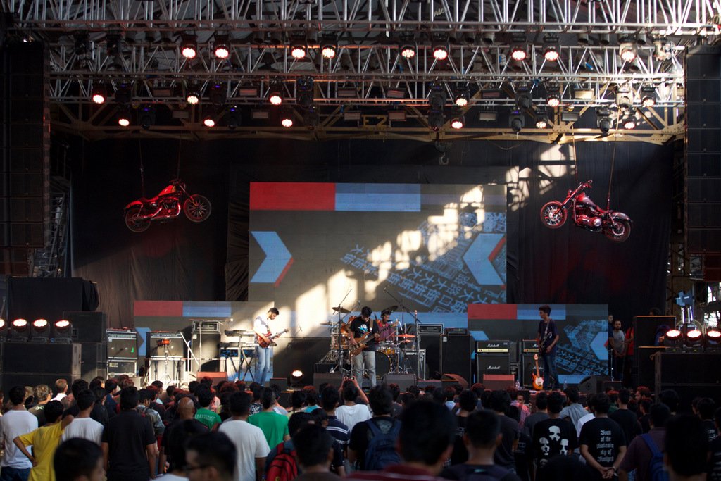 NH7's tweet photo. .@blekofficial, @skrattheband
& @CTeapot all belted out banging sets as #TheLightyearsExplode now rock the stage. https://t.co/w3ObKAsGVT