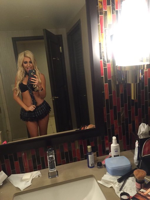 Watch Xandra Sixx's leaked NSFW photo on TwXstars