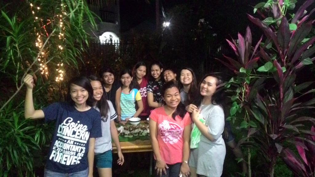 diannakatrinna's tweet photo. ATM with gengs @abrilapriiil @larzcanz @hanempaces07 #samae #phen #meme #joeme https://t.co/s3lJlQ8bSa