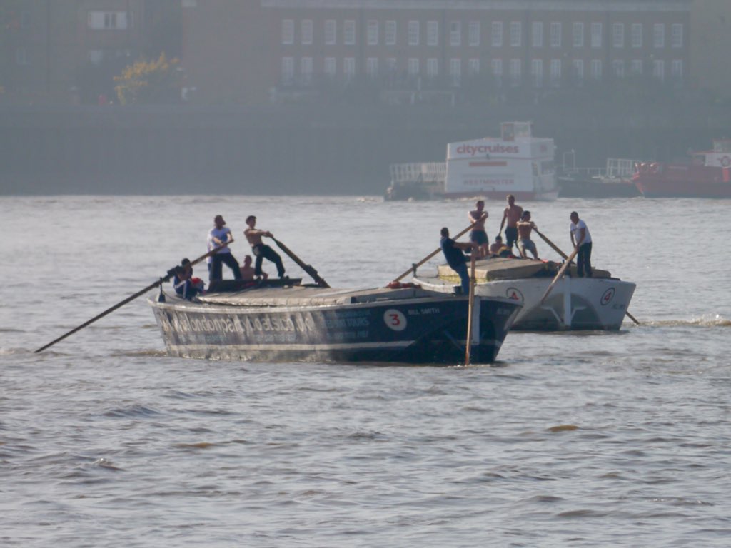 ThamesBargeD's tweet photo. Close racing as we head for the bridges
@WatermensHall #Apprentices #Thames#BargeRace
#traditions #skills #heritage https://t.co/KqP9lt9sTh