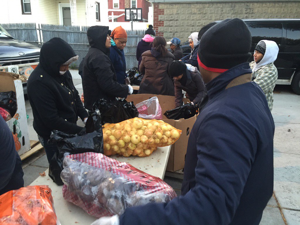 QueensMKA's tweet image. Queens Khuddam khidmat khalq in food pantry #MuslimPresident
