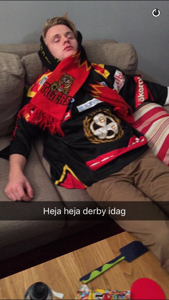 fruktpizza's tweet photo. Kompis däckade igår https://t.co/8s8jLGwM3Y