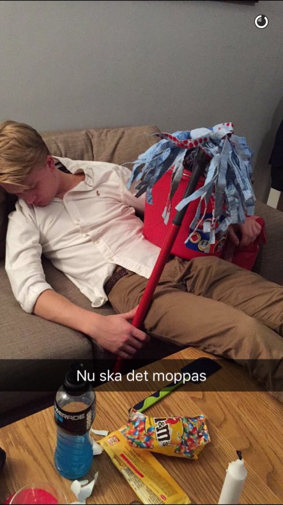 fruktpizza's tweet photo. Kompis däckade igår https://t.co/8s8jLGwM3Y