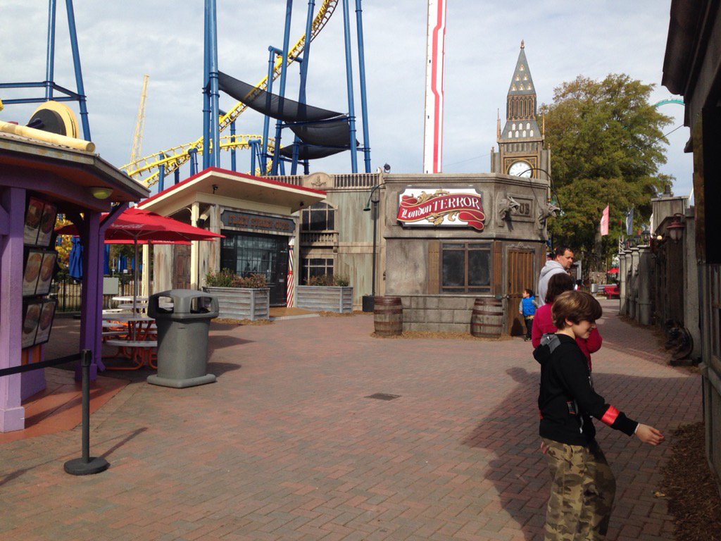 LessOwens's tweet image. Our last day at Carowinds for the year😢 Can't wait till next season! #LuvCarowinds #averyhappyhalloween #familyfun