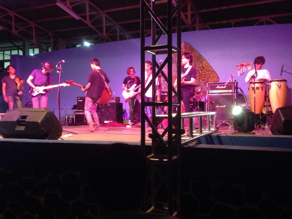 Koor Publikasi #untukh2s kita berkesempatan berduet ngebawain satu lagu sama para personil Deugalih lohh...