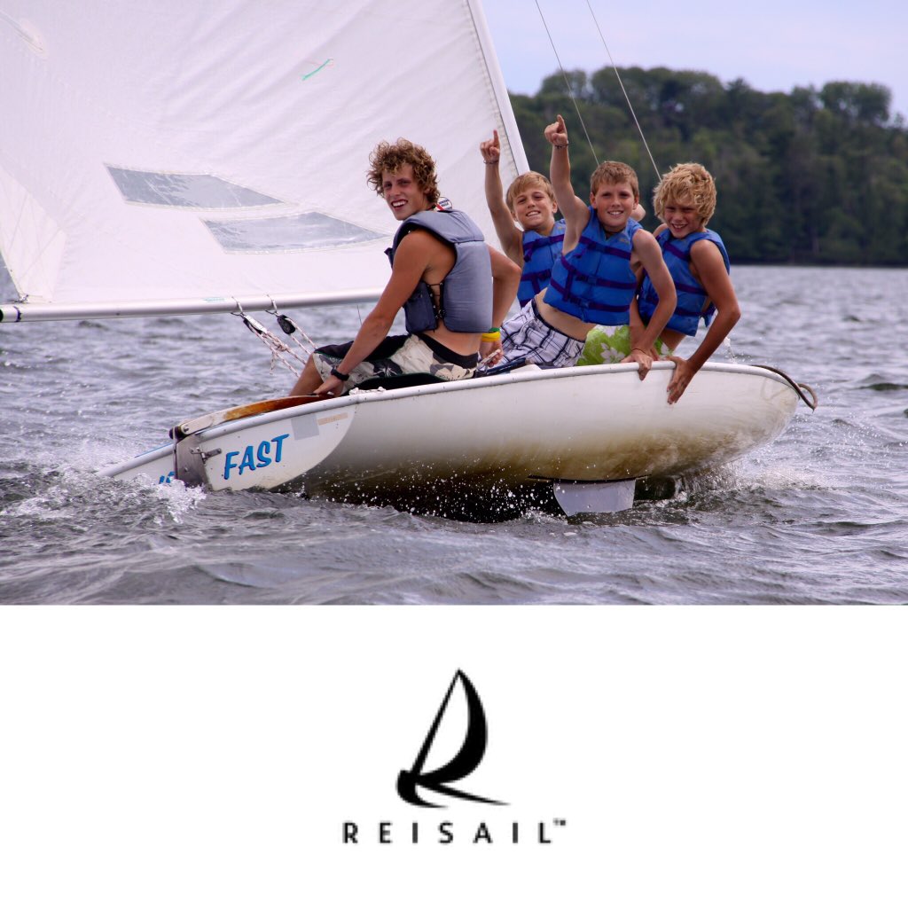 картина один в лодке. лодка для детей. человек на парусной лодке. They are boats. лодка спортивная гребная деревянная.