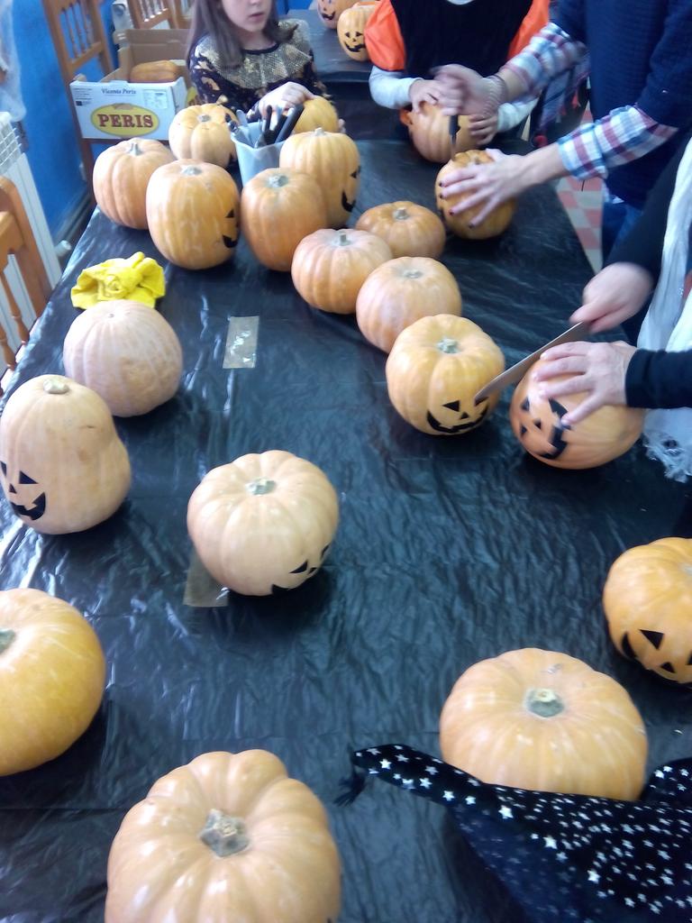asocburbaca's tweet photo. Comienza la noche de las almicas con las calabazas que sacaran de los lugares oscuros las almas escondidas https://t.co/XYS9sryzq4