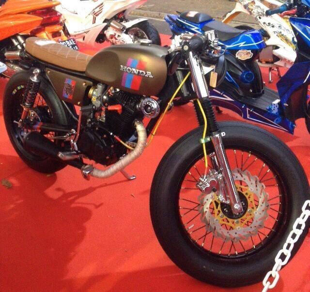 welovehonda's tweet image. Di kategori Sport Naked WLH naksir sama yang satu ini loh! #HondaModifContest #HMC2015