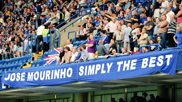 ElFondo_Blanco's tweet photo. La afición del Chelsea apoyando a José Mourinho a pesar de los últimos resultados. Muchos deberían aprender. https://t.co/lfNBeIBJUP