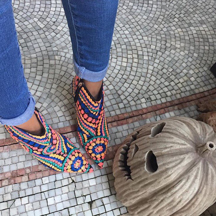 SOPHIAWEBSTER's tweet photo. 🎃🎃 HAPPY HALLOWEEN! 🎃🎃 Mega babe @bycamelia rocking our ‘Coco Boots’ 🕸 👉🏼https://t.co/6SHb7J4LcV👈🏼 #Halloween https://t.co/OQA1lh7G5S